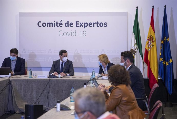 Archivo - El presidente de la Junta de Andalucía, Juanma Moreno (2i), en una reunión del Consejo Asesor de Alertas de Salud Pública de Alto Impacto (Comité de Expertos), en una foto de archivo.