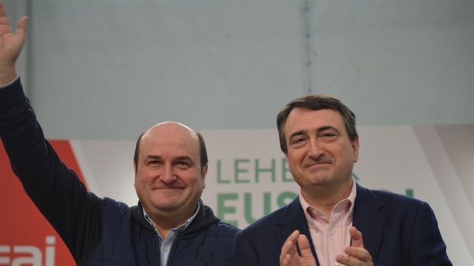 El presidente del EBB del PNV, Andoni Ortuzar, y el portavoz del Grupo Vasco en el Congreso, Aitor Esteban