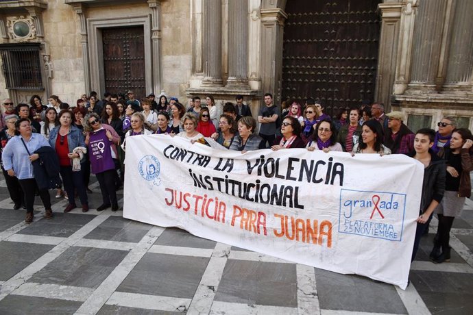 Archivo - Imagen de archivo de una concentración en Granada por Juana Rivas a las puertas de la Real Chancillería, sede del TSJA.