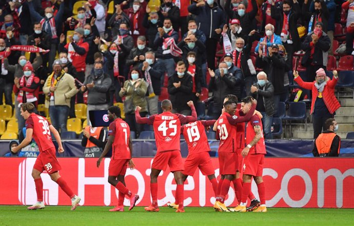 Archivo - 21 October 2020, Austria, Salzburg: Red Bull Salzburg celebrate scoring their side's first goal during the UEFA Champions League Group A soccer match between FC Red Bull Salzburg and FC Lokomotiv Moscow at Red Bull Arena. Photo: Barbara Gindl/