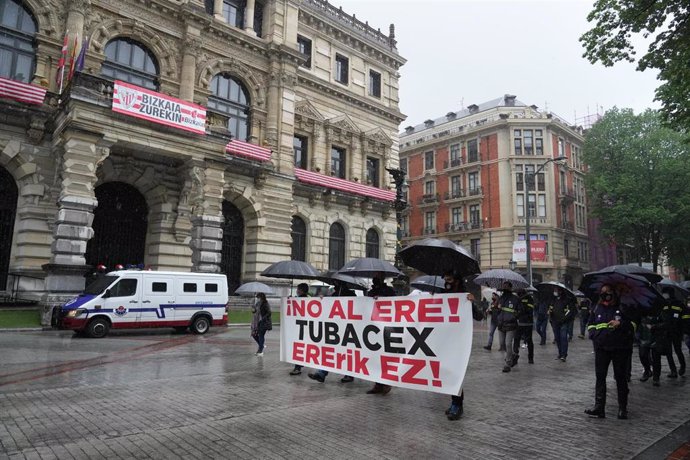 Varias personas participan en una manifestación contra el ERE planteado por Tubacex, a 11 de abril de 2021, en Bilbao