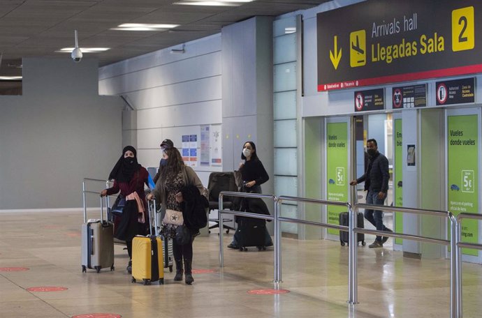 Varias viajeros de un vuelo procedente de Casablanca (Marruecos), en la Terminal T1 del Aeropuerto Madrid - Barajas Adolfo Suárez, en Madrid (España), a 30 de marzo de 2021. La Dirección General de Aviación Civil de Marruecos, dependiente del Ministerio