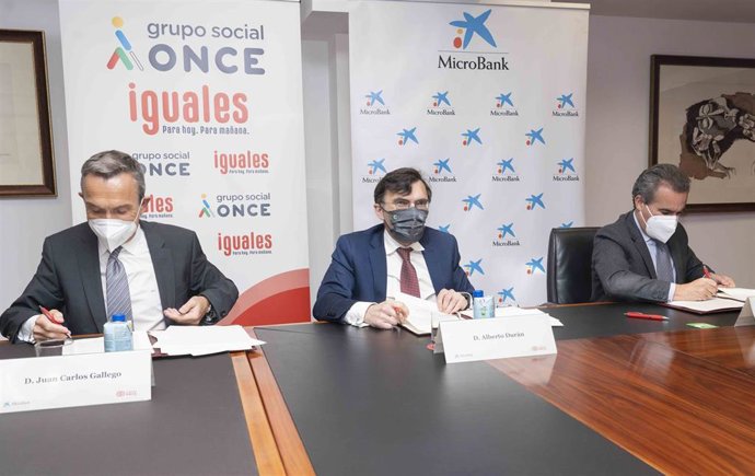 Firma del acuerdo entre el vicepresidente ejecutivo de Fundación ONCE, Alberto Durán; el director territorial de Madrid Metropolitana de CaixaBank, Rafael Herrador, y el presidente de MicroBank, Juan Carlos Gallego
