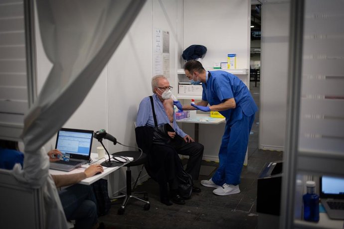 Arxiu - Un sanitari administra una vacuna contra la covid-19 al recinte de Fira de Barcelona.