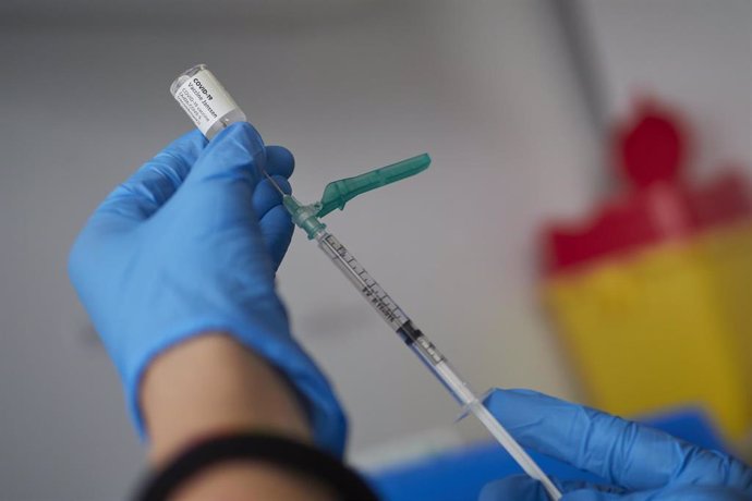 Una profesional sanitaria sostiene un vial con la vacuna de Janssen contra el Covid-19, a 22 de abril de 2021, en Pamplona, Navarra (España).