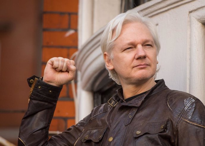 Archivo - FILED - 04 January 2021, England, London: WikiLeaks founder Julian Assange (C) speaks from the balcony of the Ecuadorian embassy in London after a seven-year investigation in Sweden against Assange was suddenly dropped. Today, Monday, a Britis