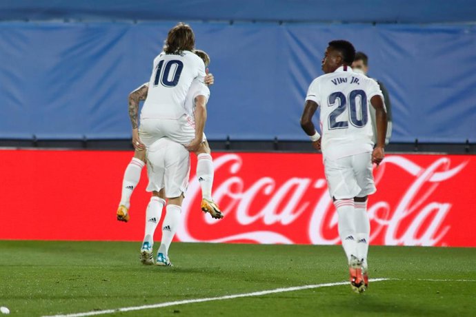 Modric sube a lomos de Kroos tras el gol del alemán en el Clásico ante el FC Barcelona de LaLiga Santander 2020-2021