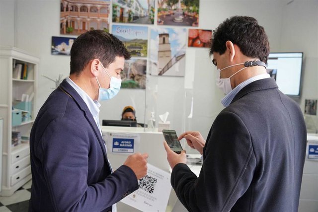 El concejal de Turismo de Coín, Cristóbal Ortega, y el alcalde del municipio, Francisco Santos, informan de visitas virtuales