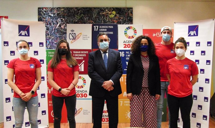 Miguel Carballeda, presidente del CPE, y Olga Sánchez, CEO de AXA España, junto a varios deportistas paralímpicos españoles tras la firma del acuerdo