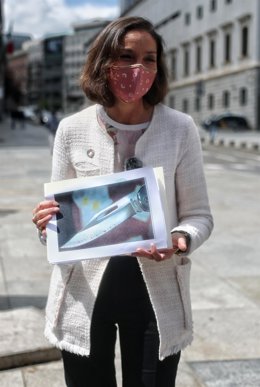 La ministra de Industria, Comercio y Turismo, Reyes Maroto, muestra una fotografía de la navaja que ha recibido en un sobre