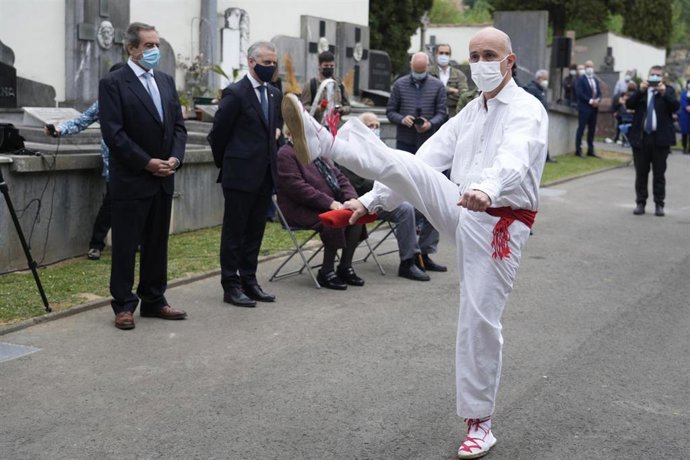 El alcalde de Guernika, José María Gorroño (i) y el Lehendakari, Iñigo Urkullu (d) y dos supervivientes del bombardeo de Guernika durante una ofrenda floral a los fallecidos el 26 de abril de 1937 en Gernika (Bizkaia)