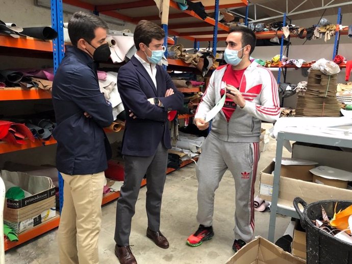 Ramón Celma (PP) ha visitado varias empresas del sector del calzado.