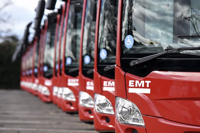Archivo - Nuevos autobuses híbridos de la EMT