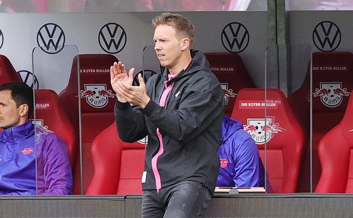  Julian Nagelsmann aplaude a sus jugadores durante un partido del RB Leipzig