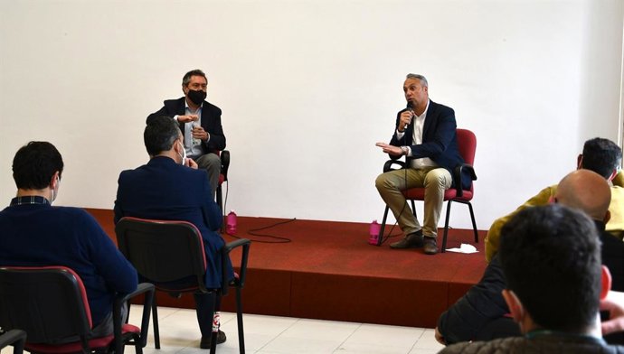 Juan Espadas con el alcalde de San Roque en un acto con más militantes que piden un adelanto en las primarias del PSOE