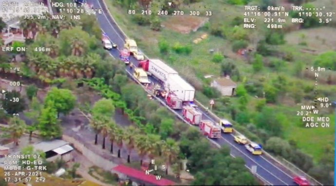 Accidente en la C-14 en Alcover (Tarragona) con dos camiones y un coche implicados, el 26 de abril de 2021.