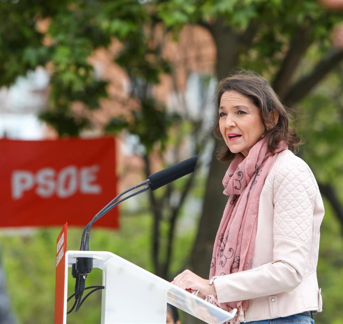 La ministra de Industria, Comercio y Turismo, Reyes Maroto, durante un acto electoral del PSOE, a 24 de abril de 2021, en Puente de Vallecas, Madrid, (España). El PSOE-M continúa con su agenda electoral después de que su candidato participase ayer viern