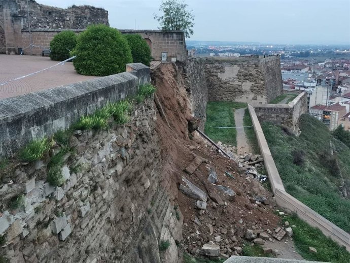 Desprendimiento de un trozo de muro de la Seu Vella de Lleida, el 26 de abril de 2021.