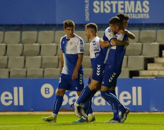 Los jugadores del Sabadell celebran su gol ante el Mallorca en LaLiga SmartBank 2020-2021