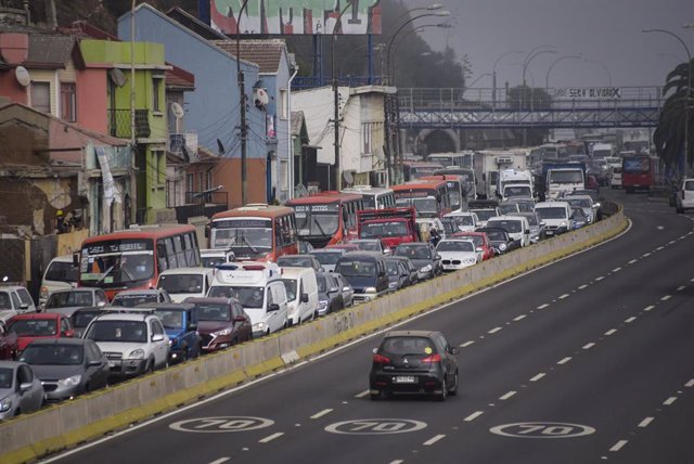 Congestión de tráfico en una carretera debido a los controles implementados en Chile para forzar una cuarentena total para frenar la propagación de la pandemia.
