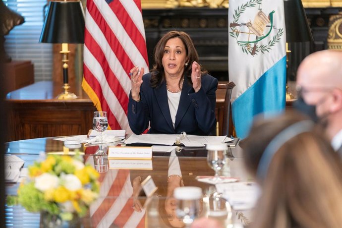 La vicepresidenta de Estados Unidos, Kamala Harris, en una reunión virtual con el presidente de Guatemala, Alejandro Giammattei.