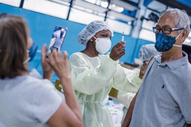 16 April 2021, Brazil, Sao Paulo: A man poses for a picture as he receives a dose of the coronavirus vaccine at UBS Cambuci public medical centre. Photo: Fepesil/TheNEWS2 via ZUMA Wire/dpa