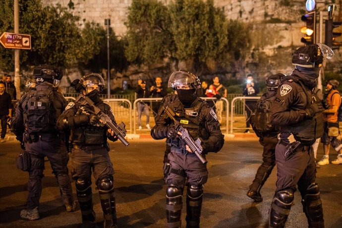 24 April 2021, Israel, Jerusalem: Israeli security forces stand guard during a protest in the Old City of Jerusalem. Palestinian militants in the Gaza Strip fired several rockets towards Israel in the recent days, in the worst escalation in violence bet