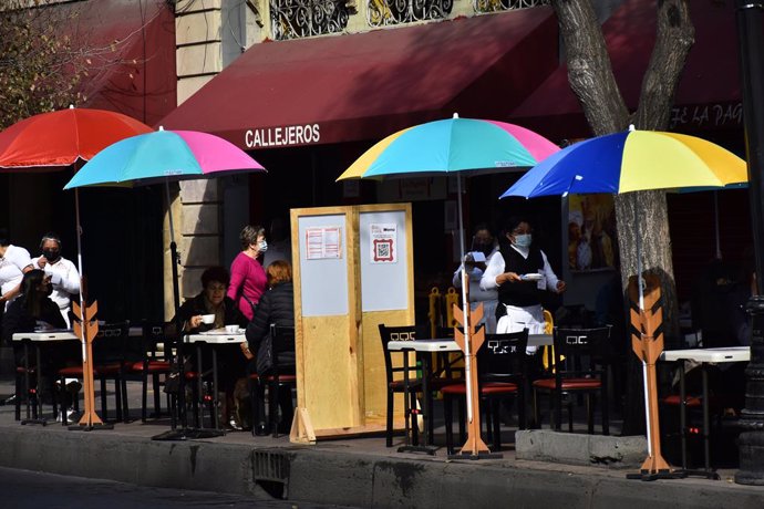 Archivo - MEXICO CITY, MEXICO - JANUARY 20: Customers sit at an outdoors in restaurant after Mexico's Government allowed the restaurants reopen to operate only outdoors, after the restaurant industry protested against the confinement, although the pande