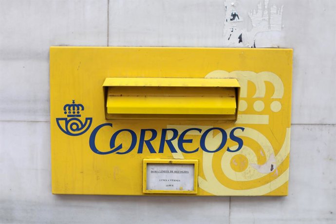 Archivo - Arxivo - Una bústia el mateix dia en qu ha comenat a reduir-se l'horari d'obertura de la xarxa de les 2.500 oficines postals de Correus com a contenció al coronavirus, a Madrid (Espanya), a 16 de mar de 2020.