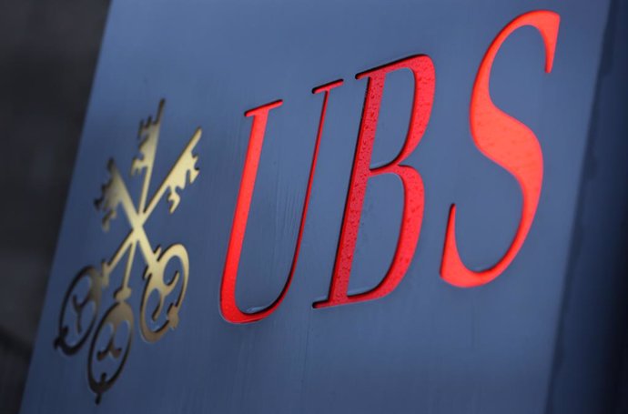 Archivo - FILED - 04 December 2012, North Rhine-Westphalia, Duesseldorf: A general view of the Swiss bank UBS displayed in front of branch in Duesseldorf. Major wealth manager UBS saw its profit rise by 40 per cent to 1.6 billion dollars in the first qu