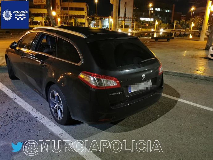 Imagen de uno de los coches con la ventanilla fracturada