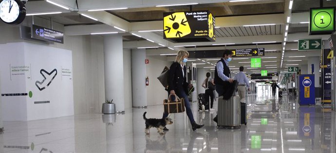 Viajeros internacionales a su llegada al aeropuerto de Palma de Mallorca, Islas Baleares, (España).
