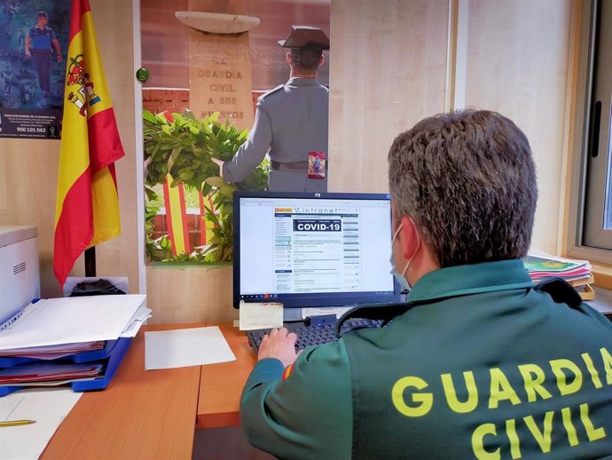 Un agente de la Guardia Civil con un ordenador