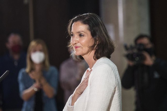 La ministra de Comercio, Industria y Turismo, Reyes Maroto, durante un acto electoral en Fuenlabrada (Madrid), a 26 de abril de 2021, en Madrid (España). Este es el primer acto electoral al que acude la ministra tras recibir un sobre en el ministerio co