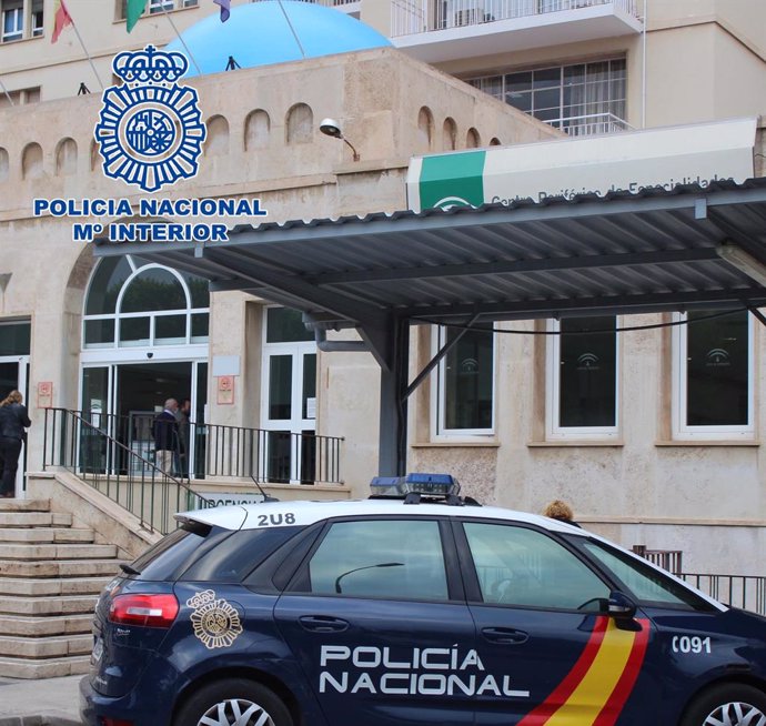 Un coche de Policía junto al hospital Bola Azul de Almería