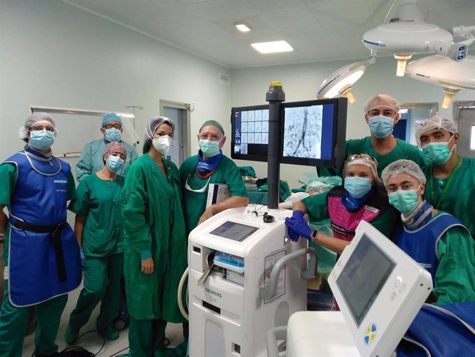 El Hospital Clínico de Málaga implanta una técnica mínimamente invasiva en un millar de pacientes con aneurisma de aorta