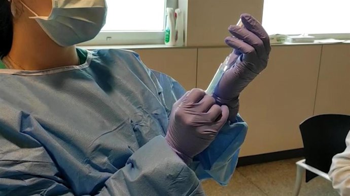 Archivo - Una sanitaria del Servicio de Salud de La Rioja prepara una de las vacunas que se administrarán a los profesionales de Educación de esta comunidad.