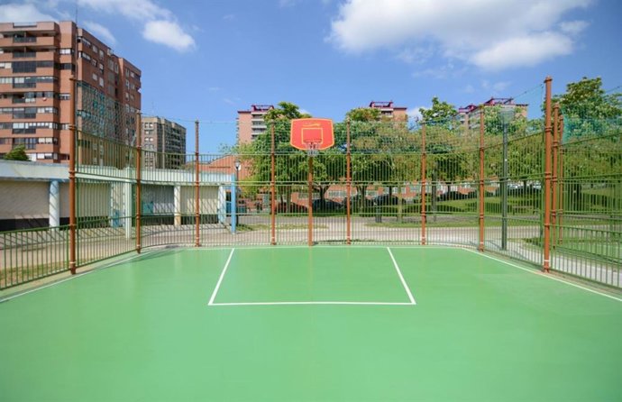 Nueva cancha de baloncesto en el Parque Europa, en Bilbao.