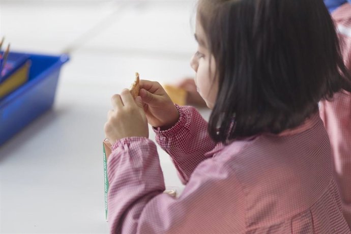 Archivo - Colegio, aula, primaria, infantil, clase, niño, niña, niños, desayunando, desayuno, desayunar