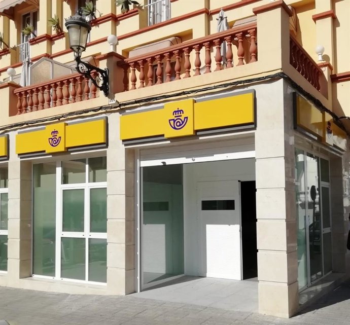 Archivo - Imagen de archivo del centro de reparto de Correos en Nerja (Málaga).