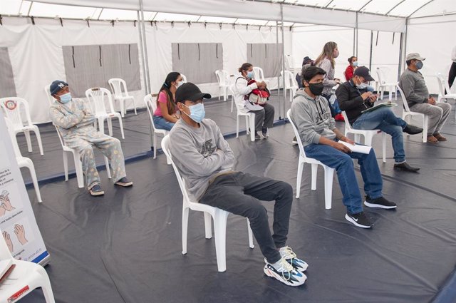 Archivo - Un grupo de personas espera para hacerse un test de COVID-19 en Ecuador.