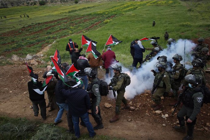 02 April 2021, Palestinian Territories, Nablus: Israeli security forces clash with Palestinian demonstrators during a protest against the Israeli settlements in the West Bank. Photo: Shadi Jarar'ah/APA Images via ZUMA Wire/dpa