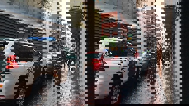 Un coche de la Guardia Civil en el desarrollo de la operación El Palo