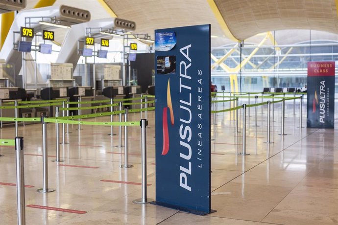 Un panel muestra información sobre vuelos de la aerolínea Plus Ultra, en el aeropuerto de Madrid - Barajas Adolfo Suárez