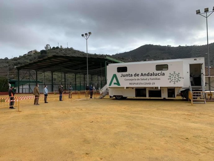 Foto de archivo de un cribado masivo para la detección de la COVID-19