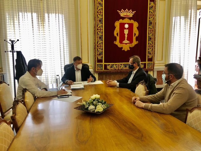 El alcalde de Cuenca, Darío Dolz, y el concejal de Turismo, Miguel Ángel Valero, han mantenido una reunión para explicar el proyecto del Centro Nacional de Estudios Penitenciarias a las asociaciones profesionales de Hostelería y Turismo