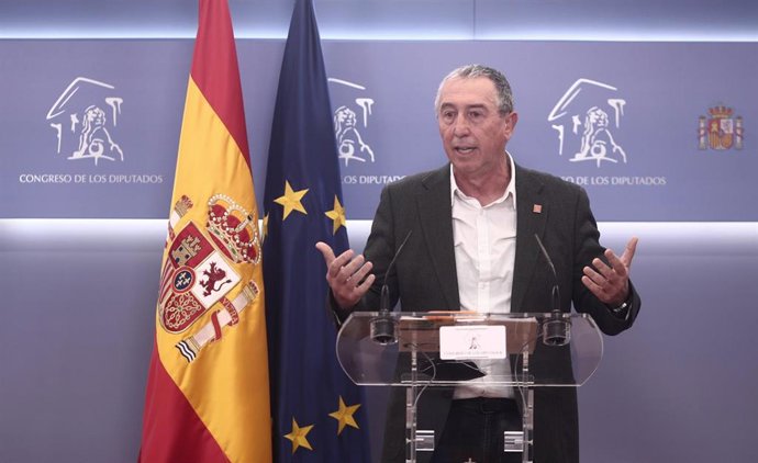 El diputado de Compromís en el Congreso, Joan Baldoví, interviene en una rueda de prensa en el Congreso de los Diputados