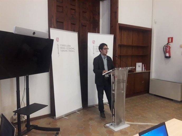 Archivo - El conseller de Modelo Económico, Turismo y Trabajo, Iago Negueruela.