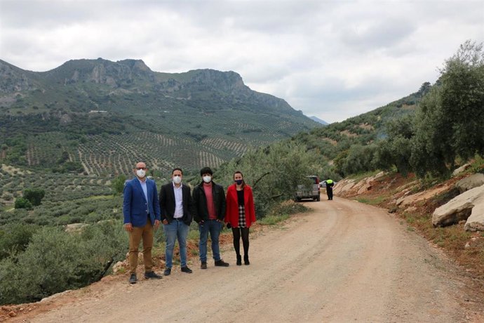 El delegado de Infraestructuras Rurales de la Diputación de Córdoba, Manuel Olmo (segundo por la izda.), en su visita a la Cañada del Hornillo en Carcabuey.