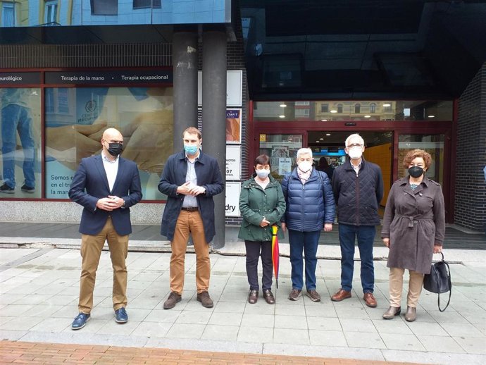 Adrián Pumares (Foro) junto a otros responsables del partido y de la Junta de Gobierno del Centro de Mayores de San Agustín, en Gijón